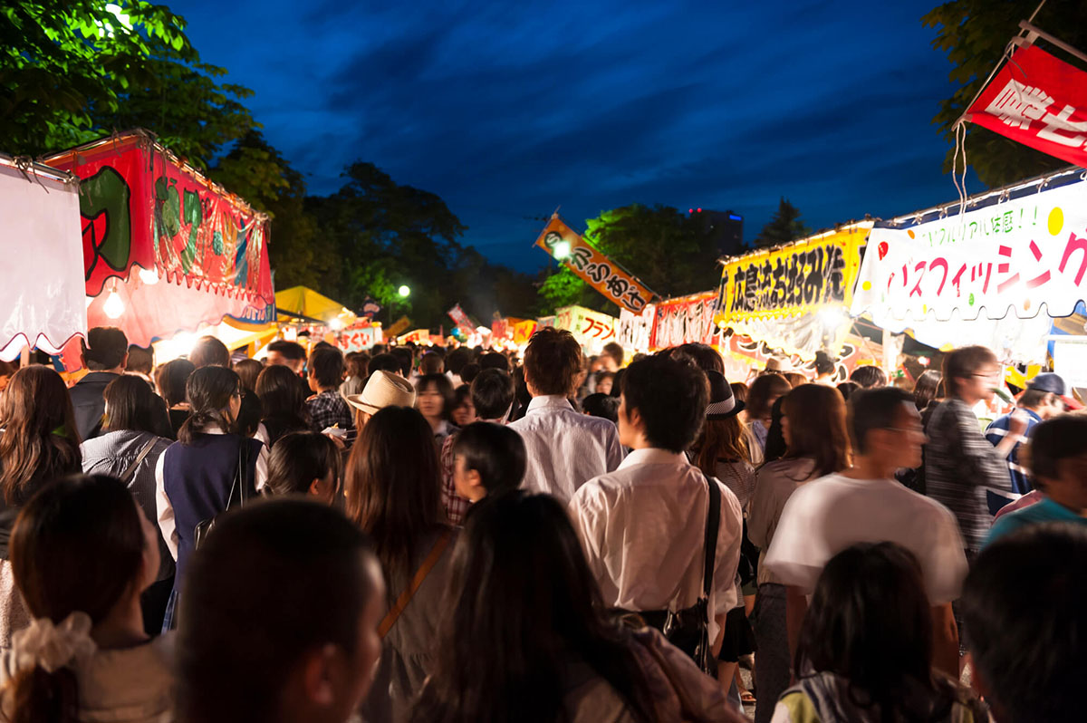 代替テキストの例: 「写真: 祭りの様子」